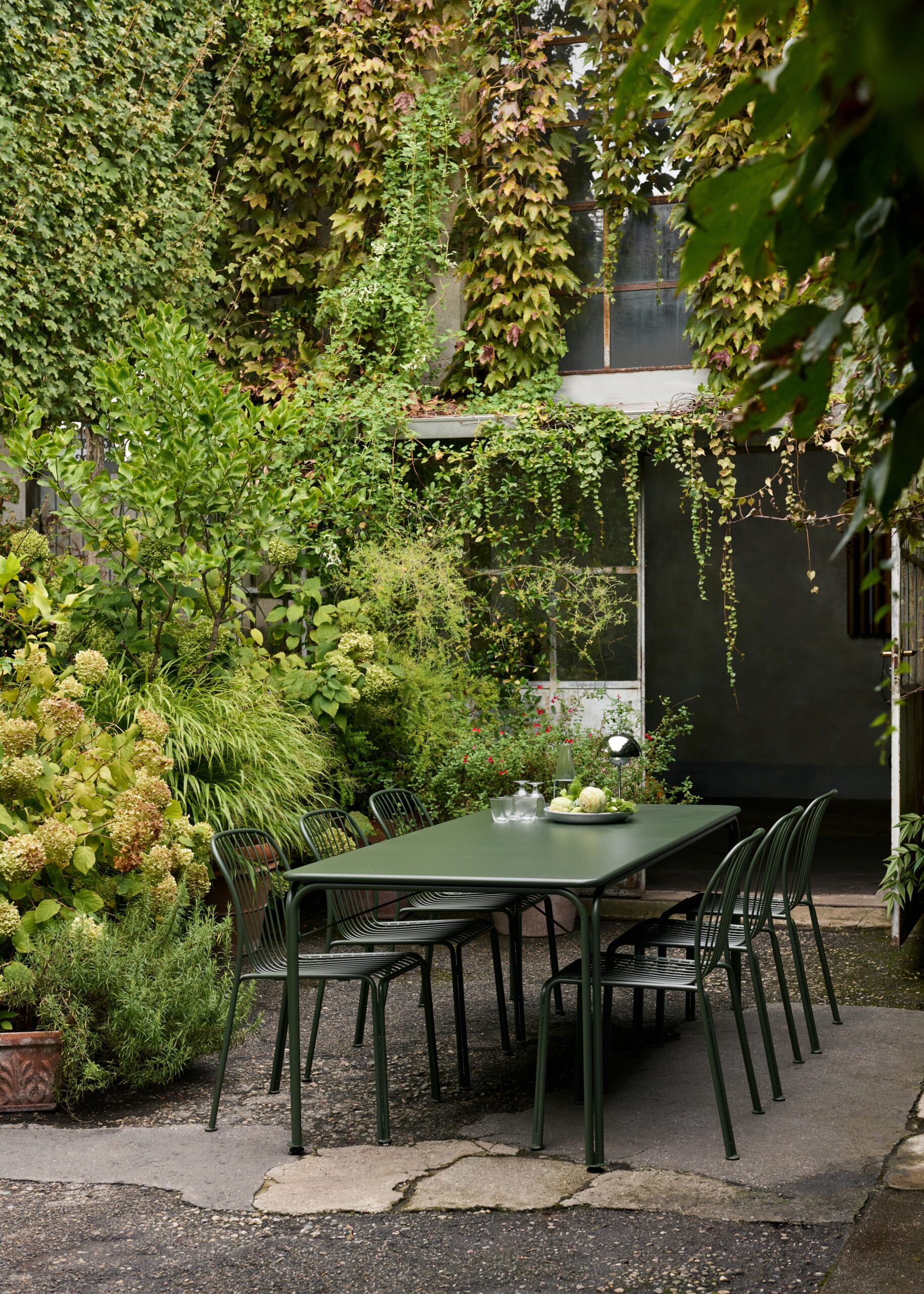 Flowerpot Portable Lamp VP9, Magnetic Charger