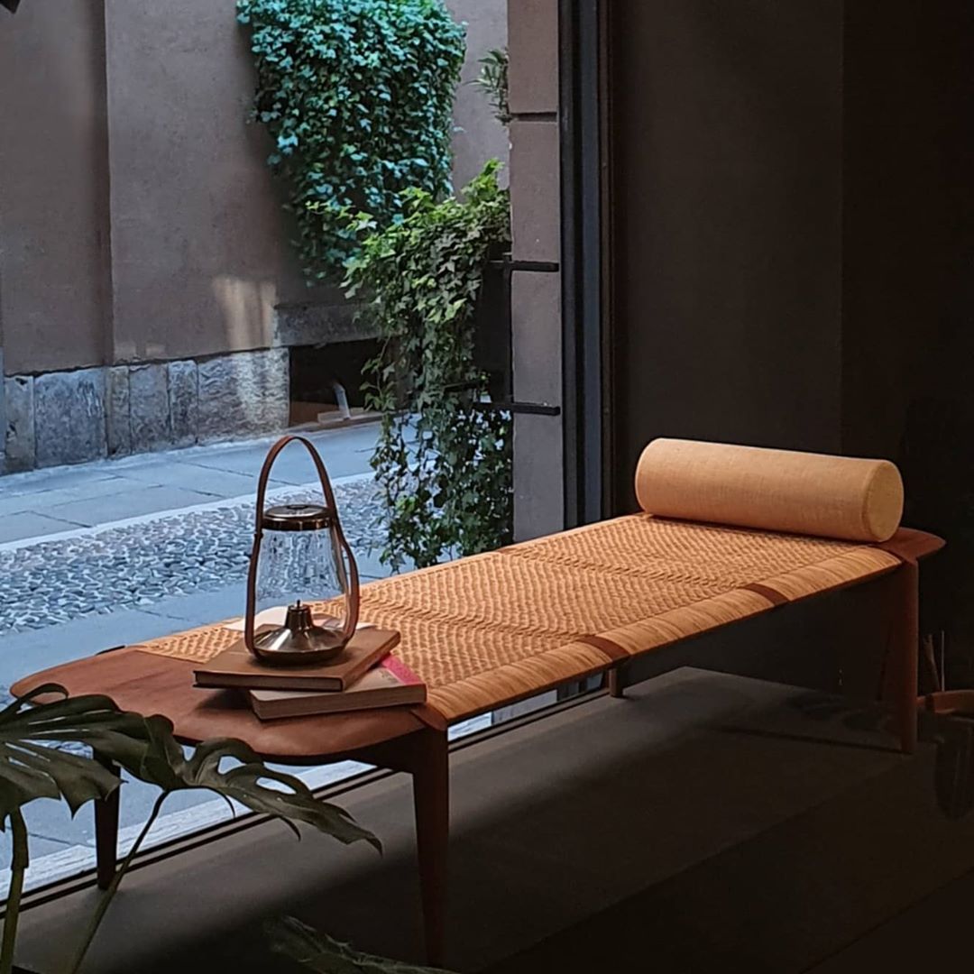 Tangāli Day Bed, Natural Teak / Dark Stained Teak