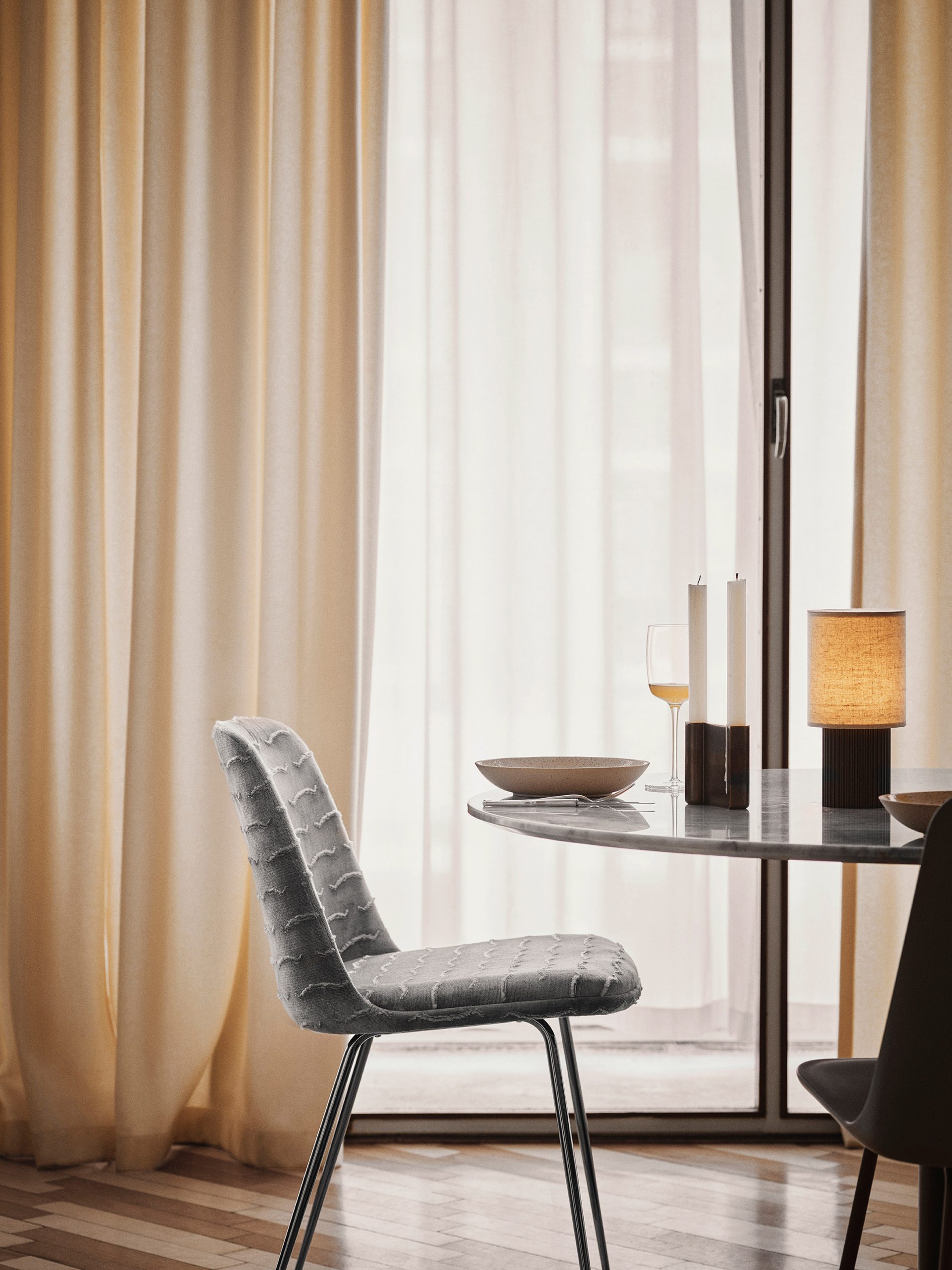 Rely Chair HW8, Full Upholstery, Silk 842 / Tube Base