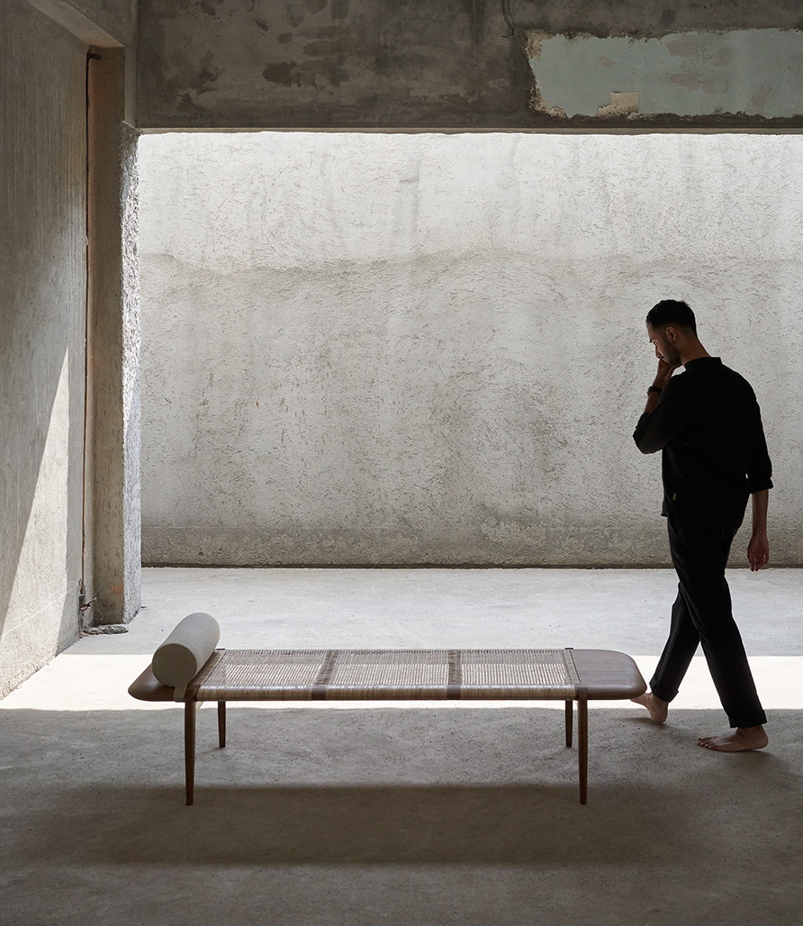 Tangāli Day Bed, Natural Teak / Dark Stained Teak