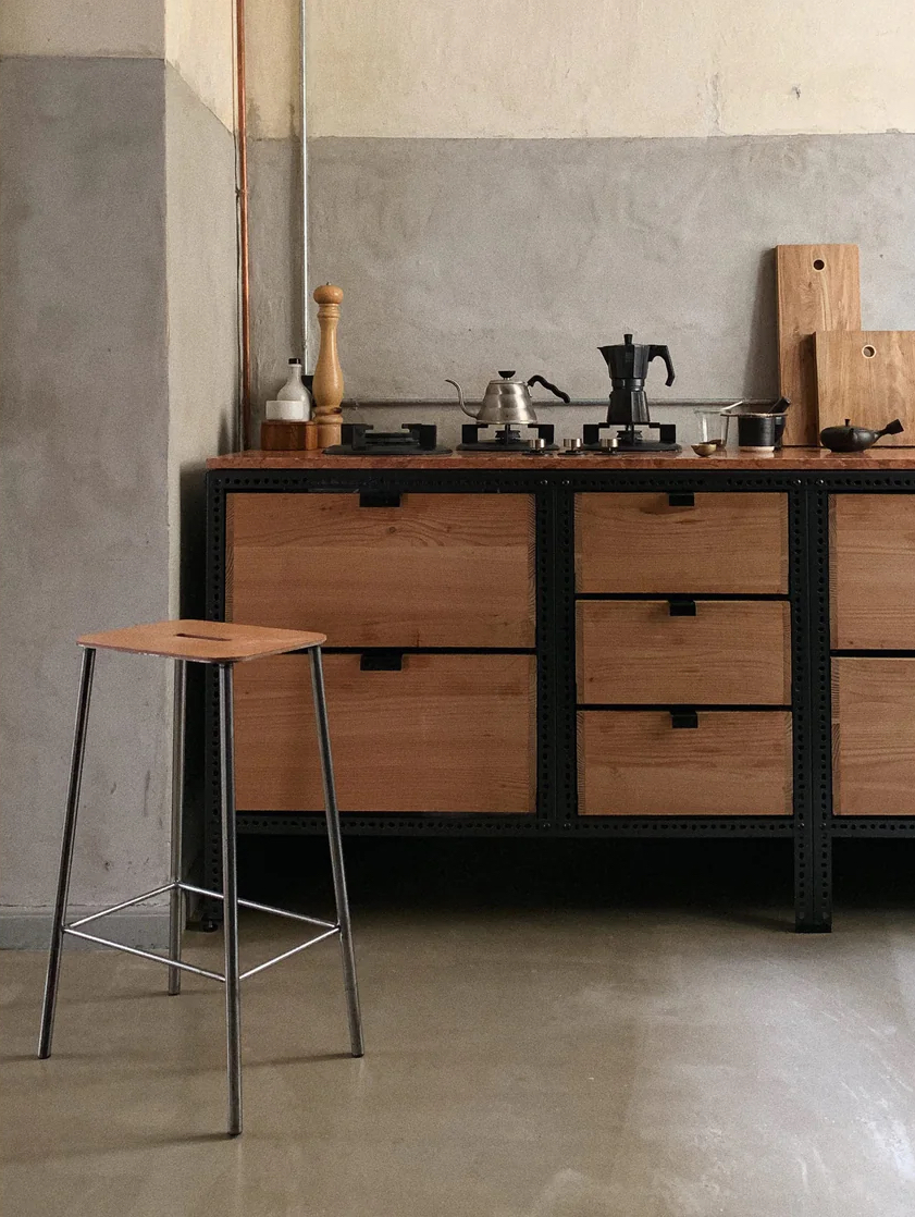 Adam Stool H65, Natural Leather / Raw Steel