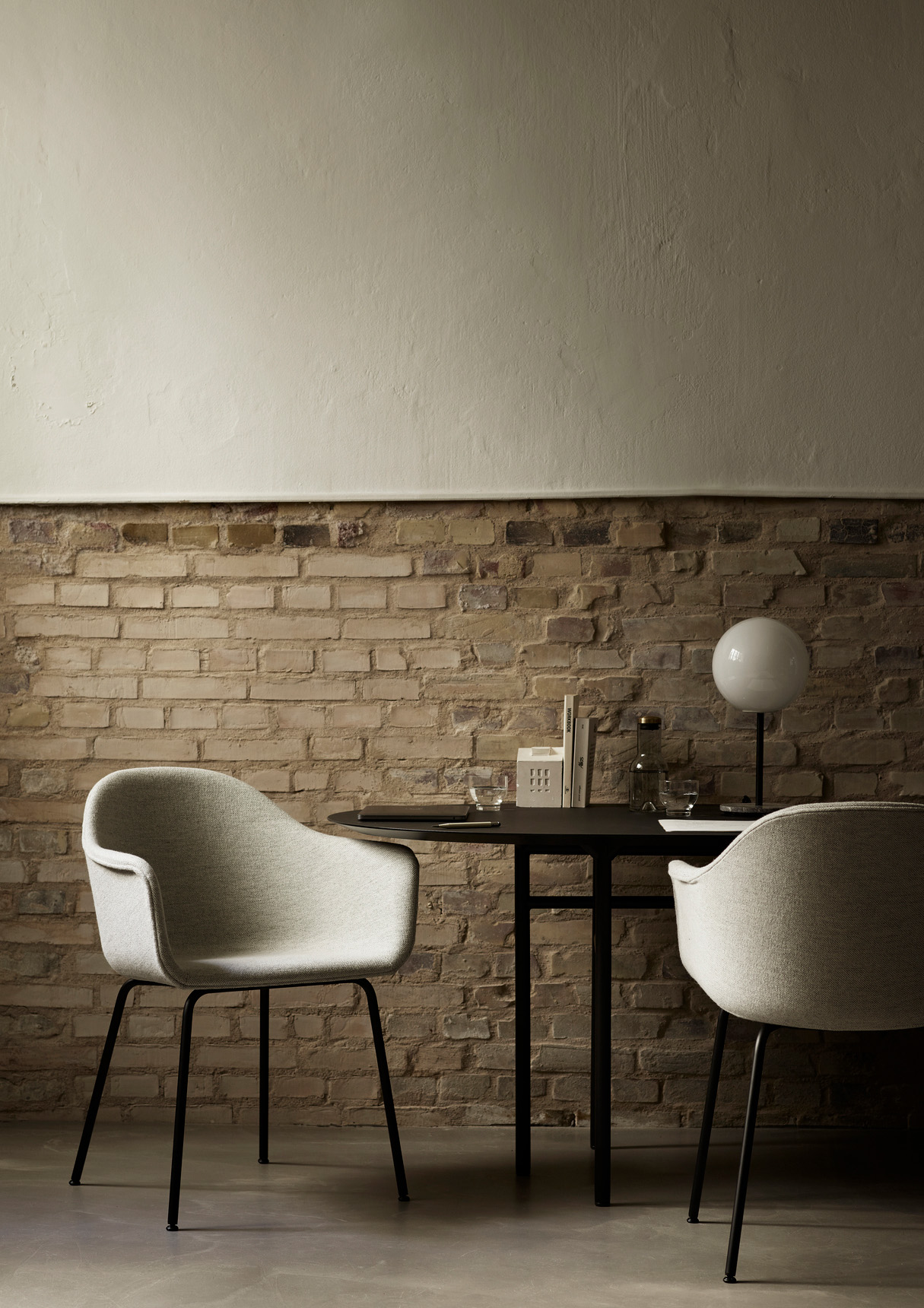 Snaregade Dining Table, Dia 138, Black Steel / Black Oak
