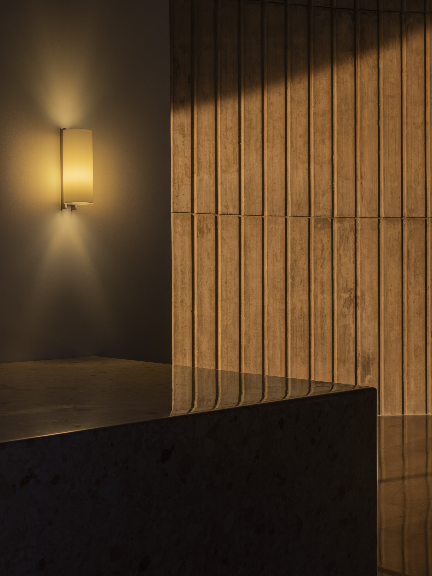 TMM Largo, Walnut Wood Structure/Beige Lampshade