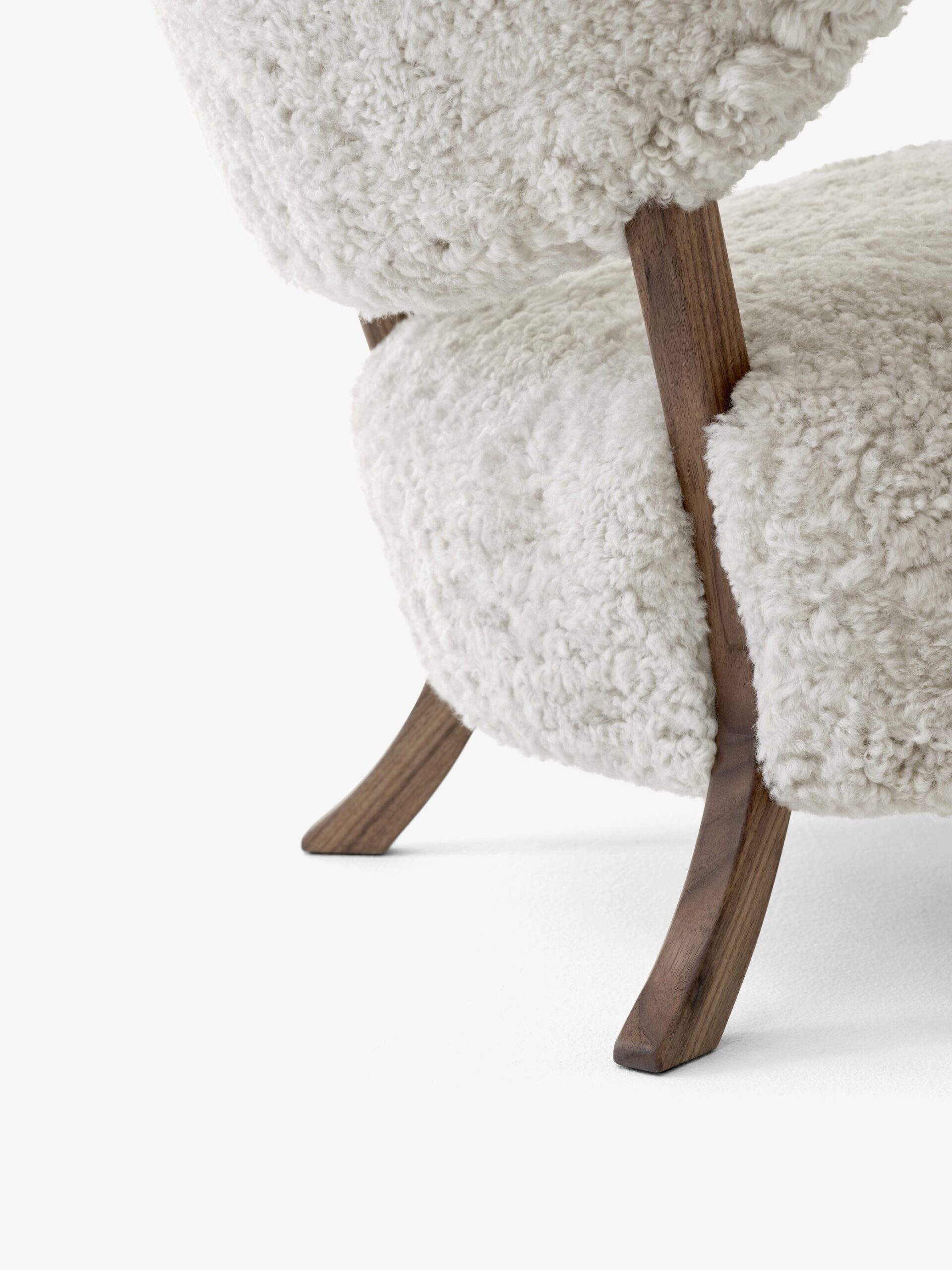 Wulff Lounge Chair ATD2, Sheepskin Moonlight 17mm / Walnut
