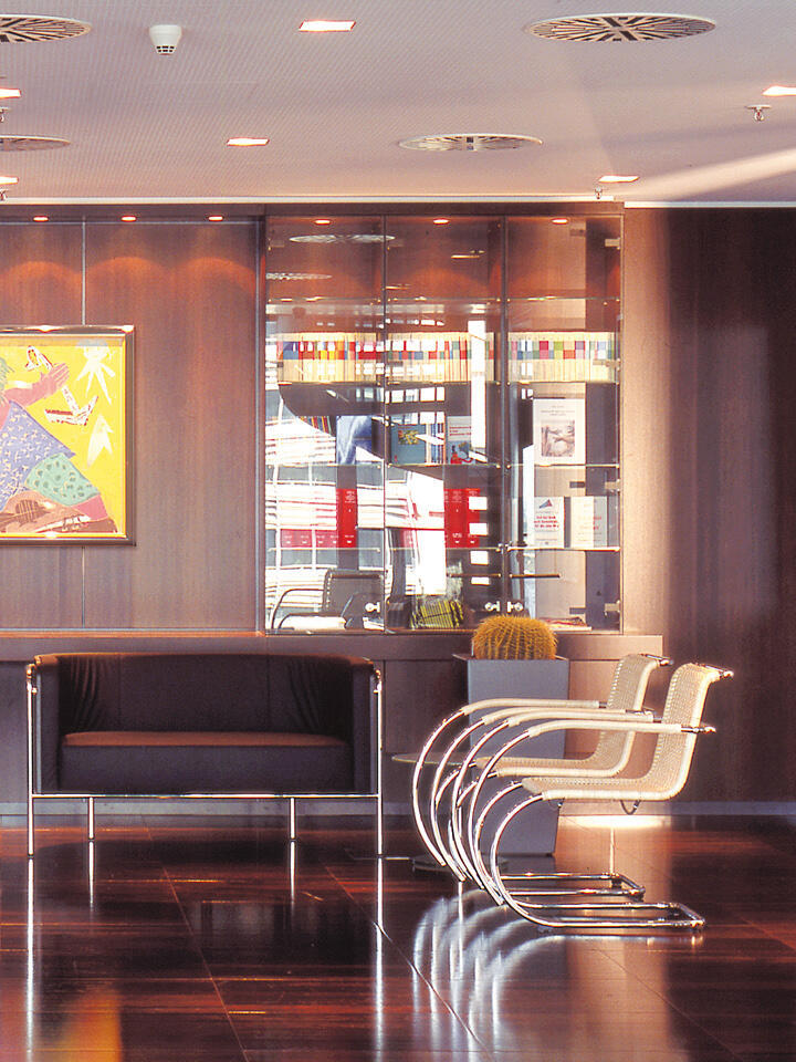 S533RF Cantilever Armchair