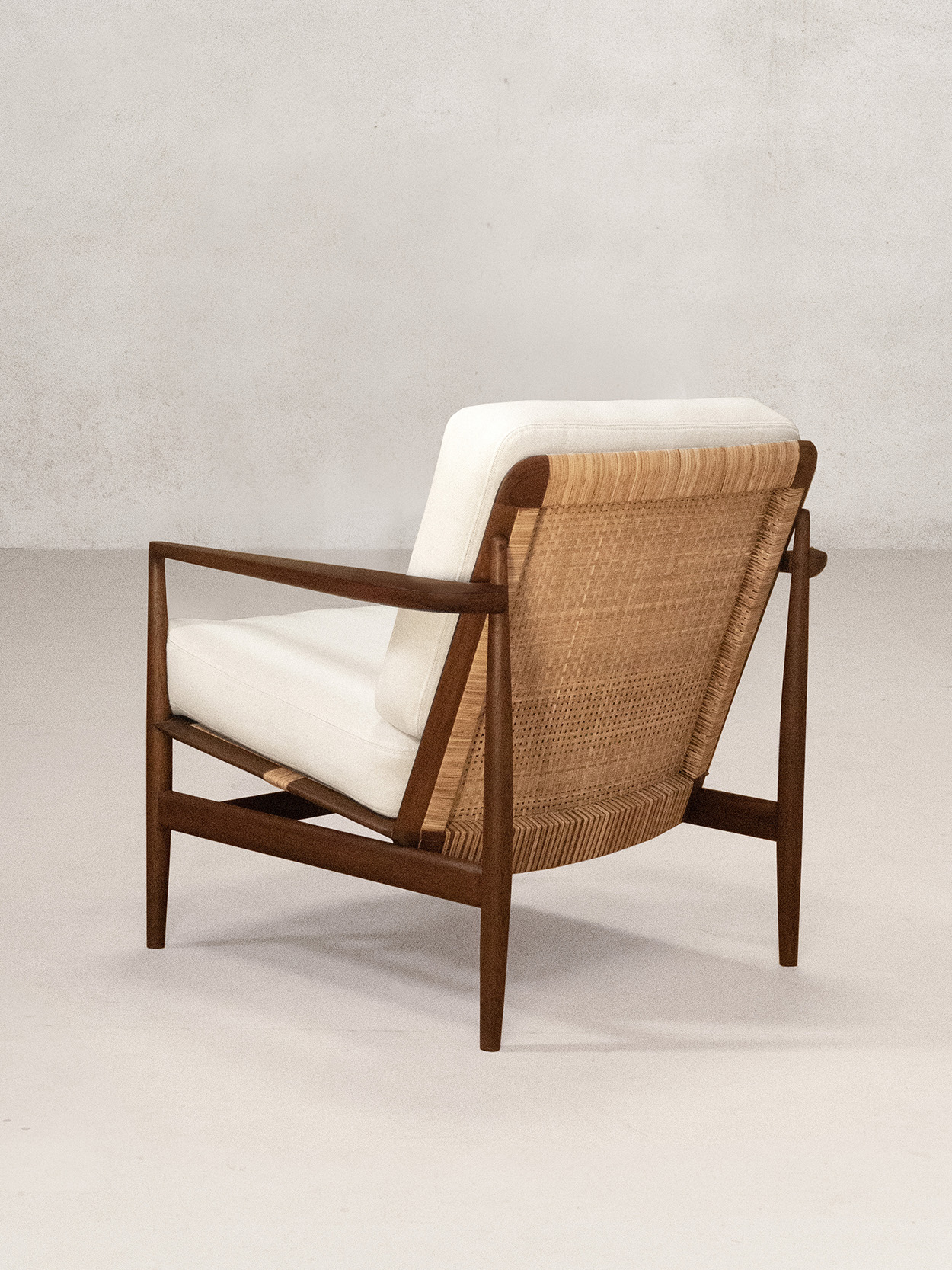 Tangāli Comfort Chair, Natural Teak / Dark Stained Teak