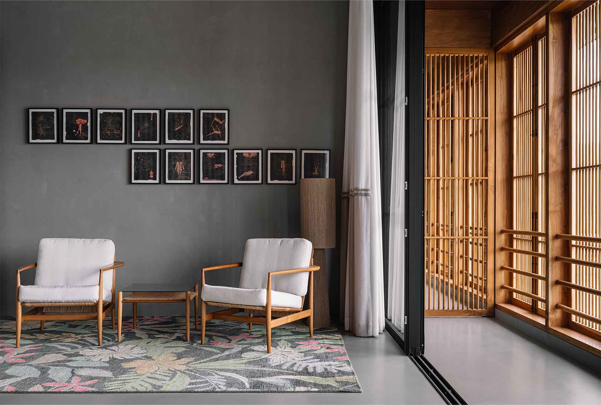 Tangāli Comfort Chair, Natural Teak / Dark Stained Teak