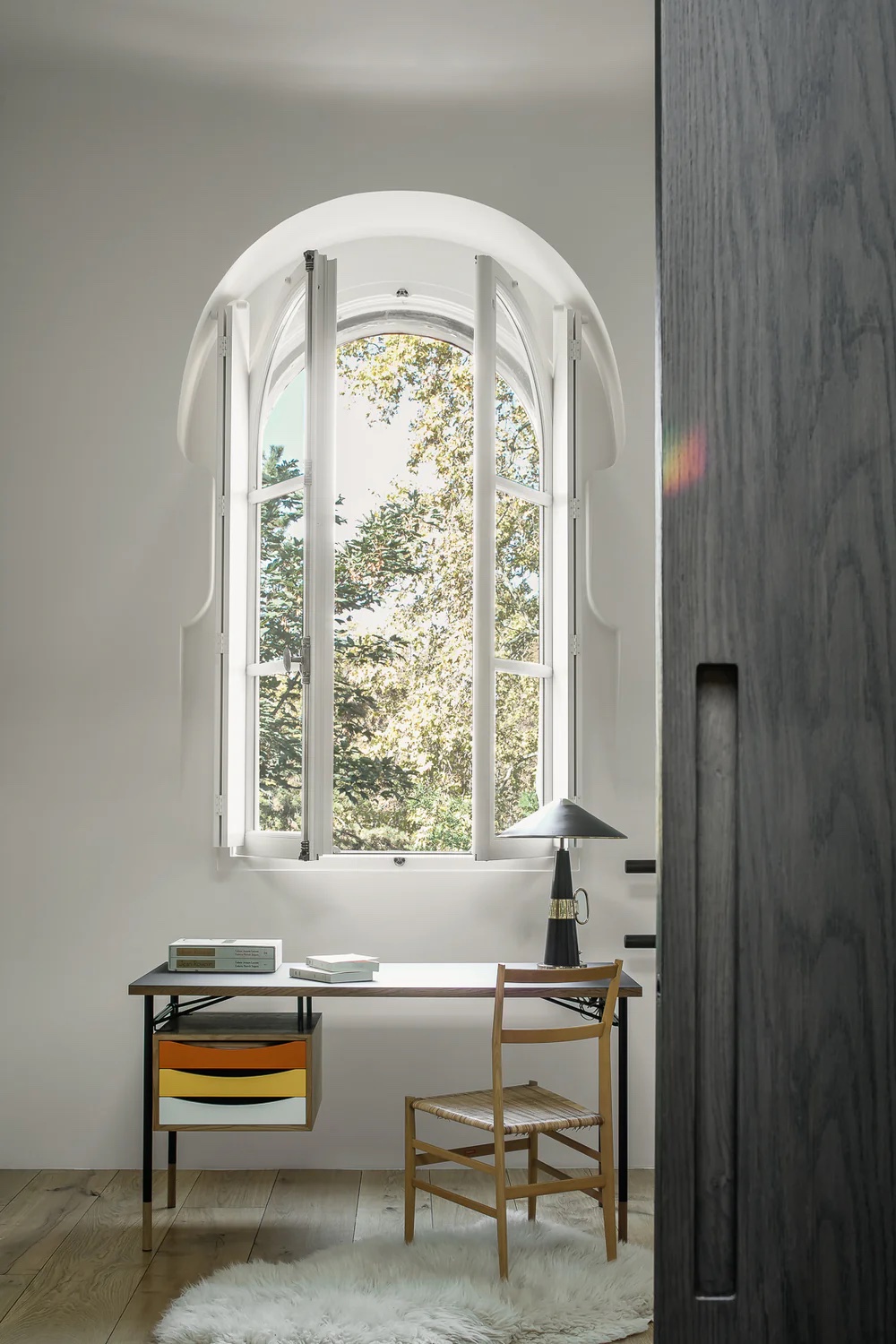 Mid-Century Modern: High-End Furniture in Collectors’ Interiors