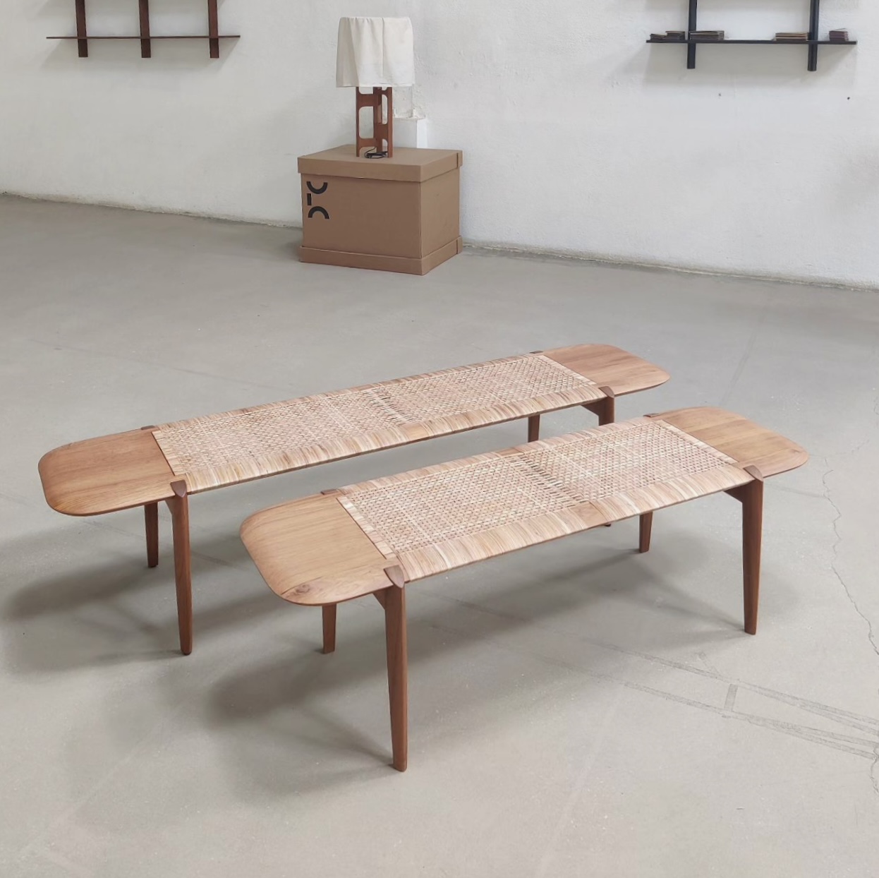Tangāli Bench, Compact, Natural Teak / Dark Stained Teak