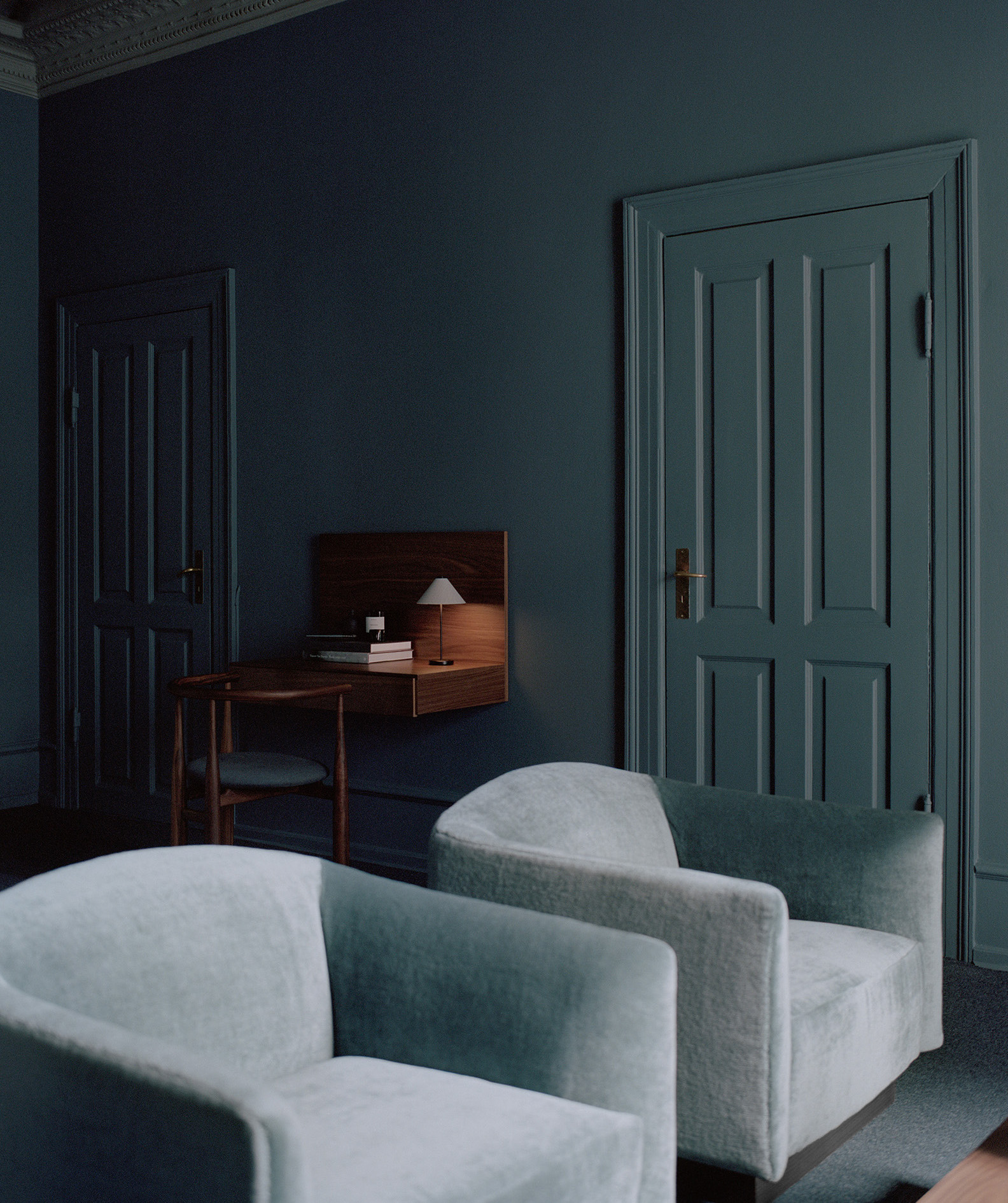 Shore Lounge Chair Plinth