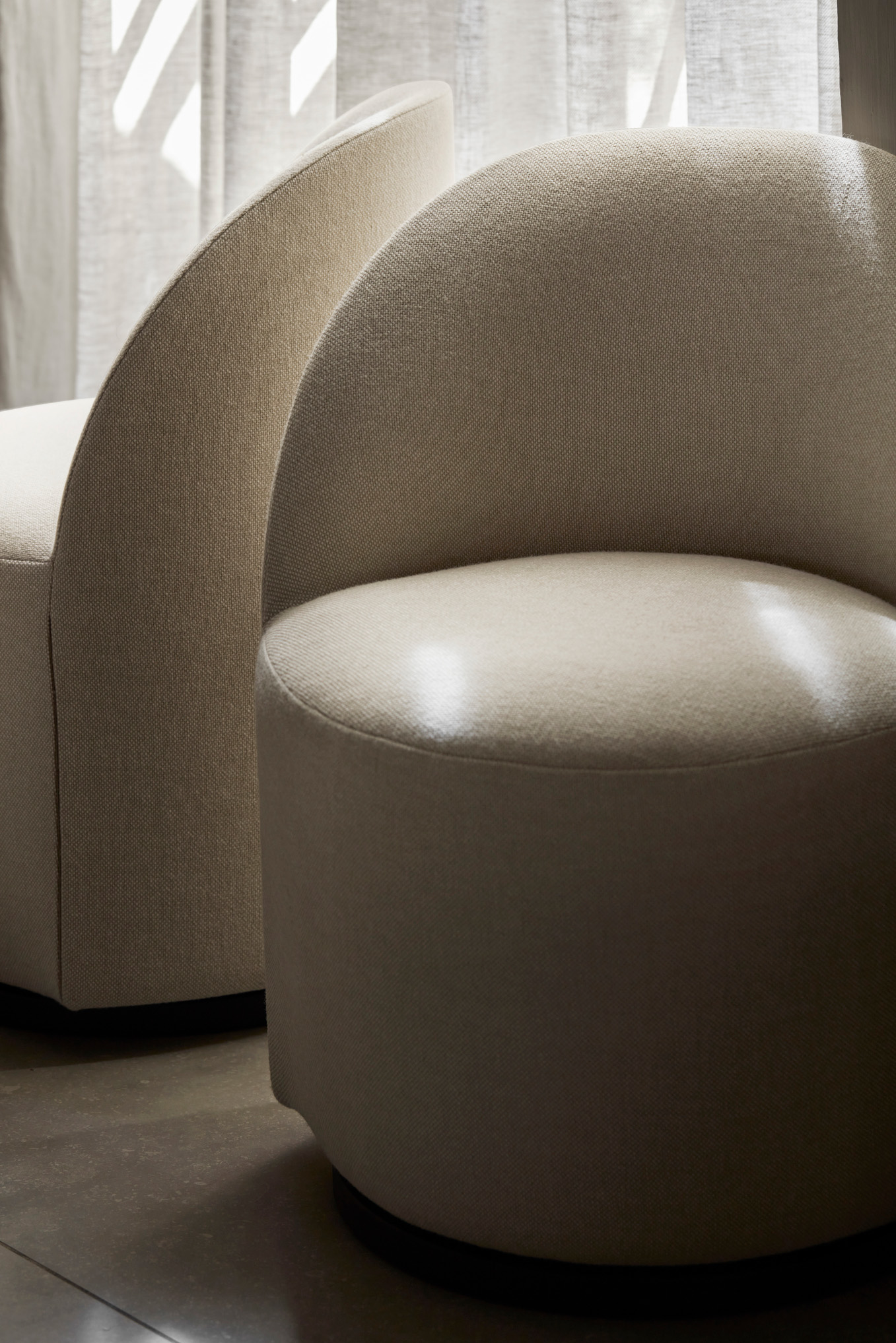 Tearoom Club Chair, Swivel with Return, Safire 004