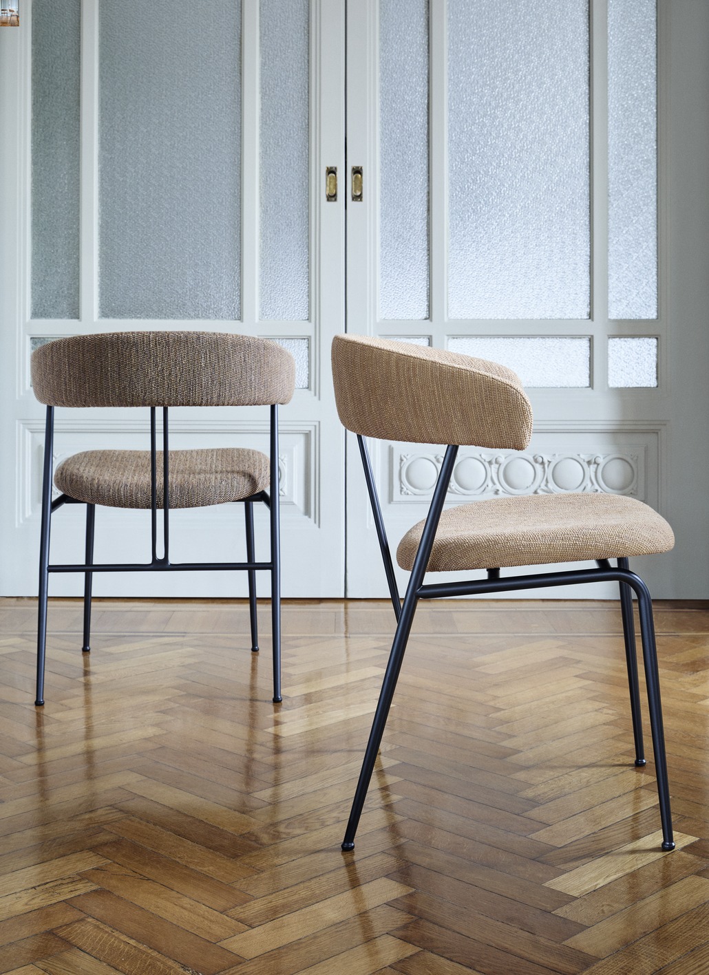 Violin Dining Chair, Fully Upholstered, Black Matt Base