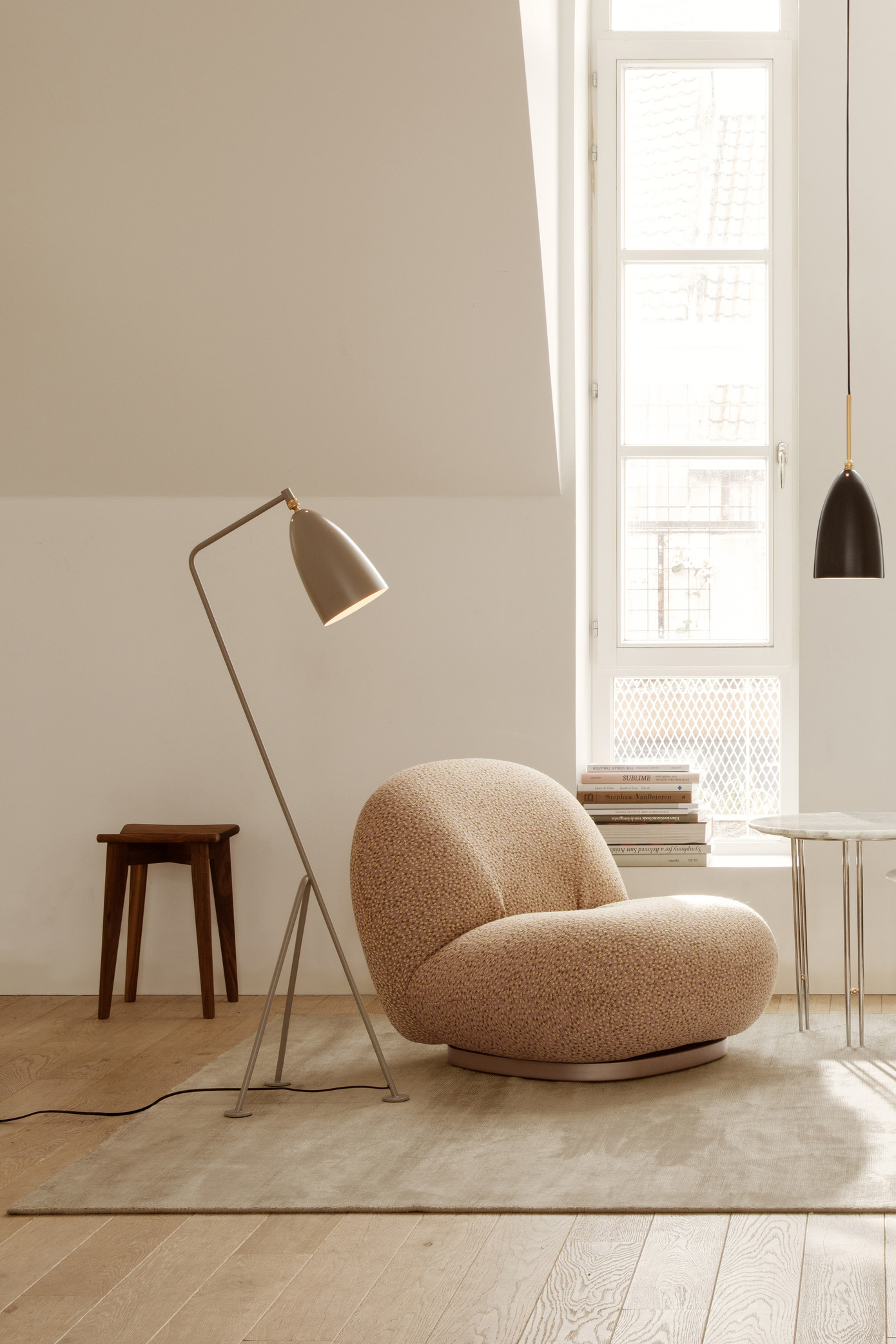 Pacha Lounge Chair, Pearl Gold Base, Dora Boucle 001