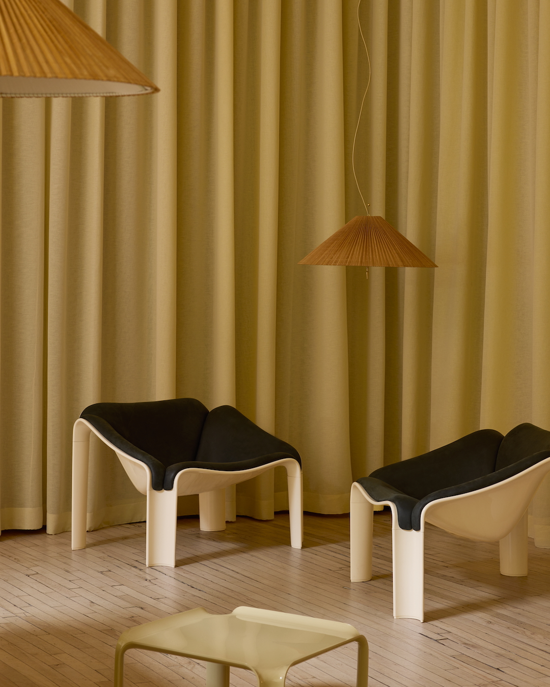 F300 Lounge Chair, Alabaster White Base