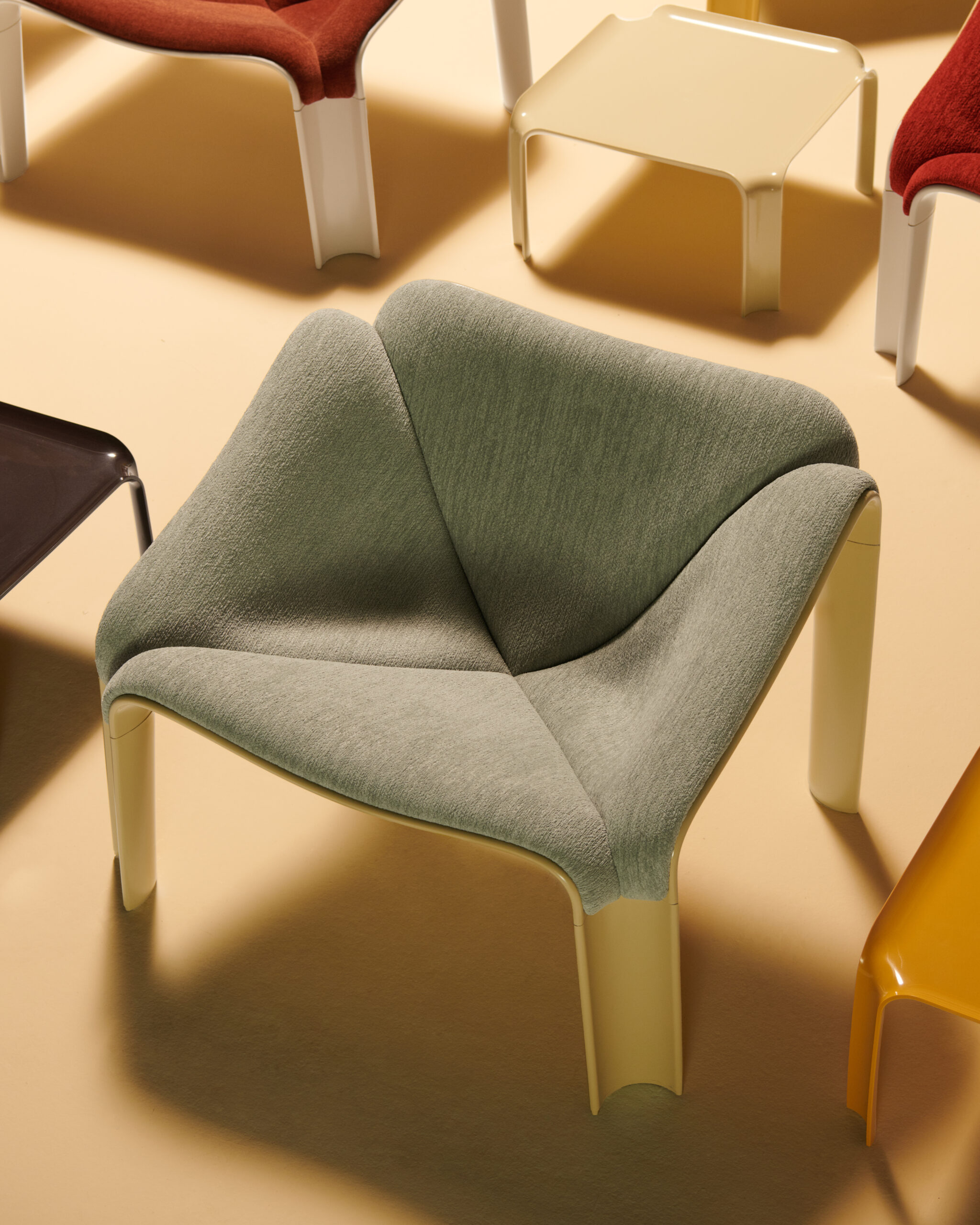 F300 Lounge Chair, Alabaster White Base