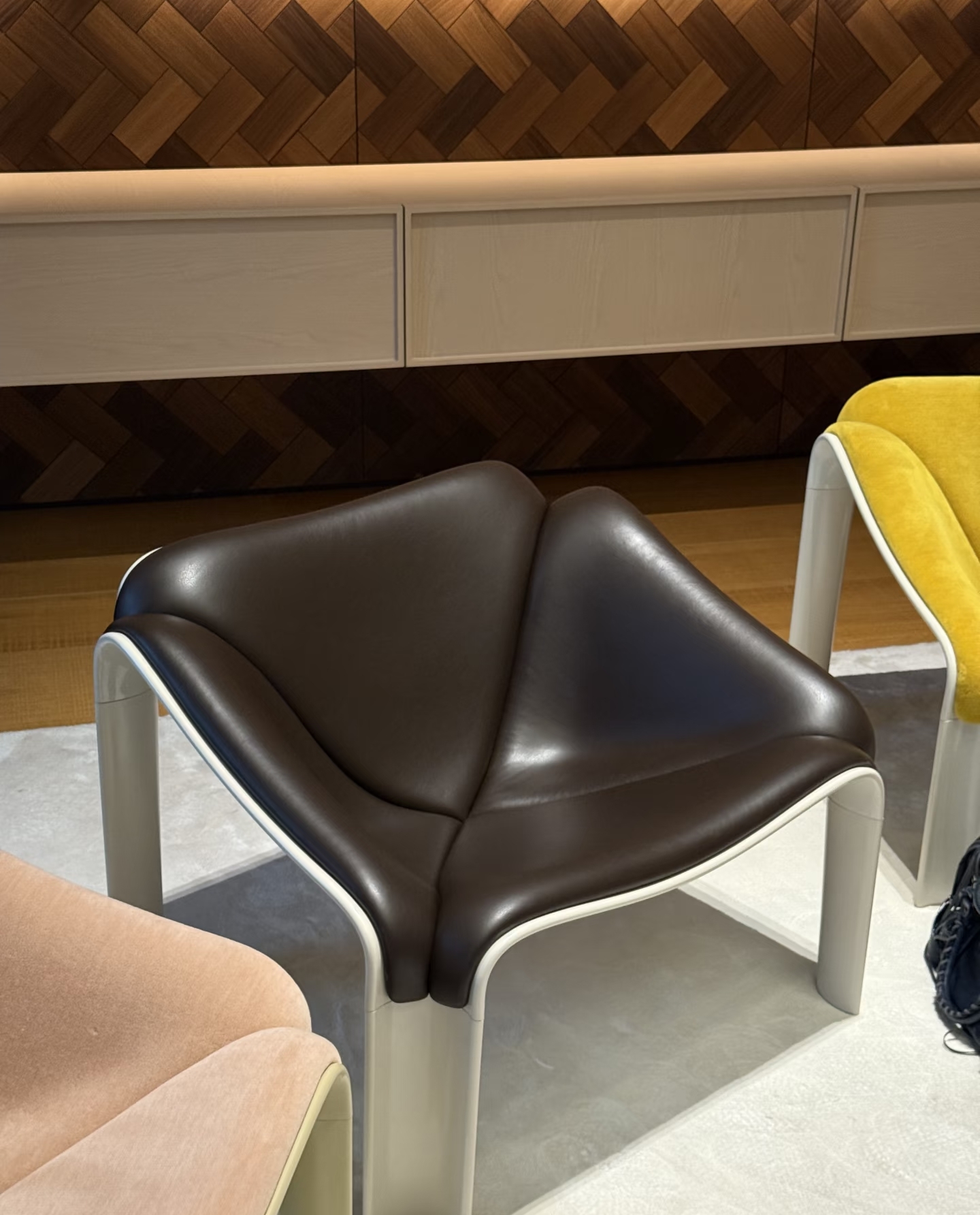 F300 Lounge Chair, Alabaster White Base