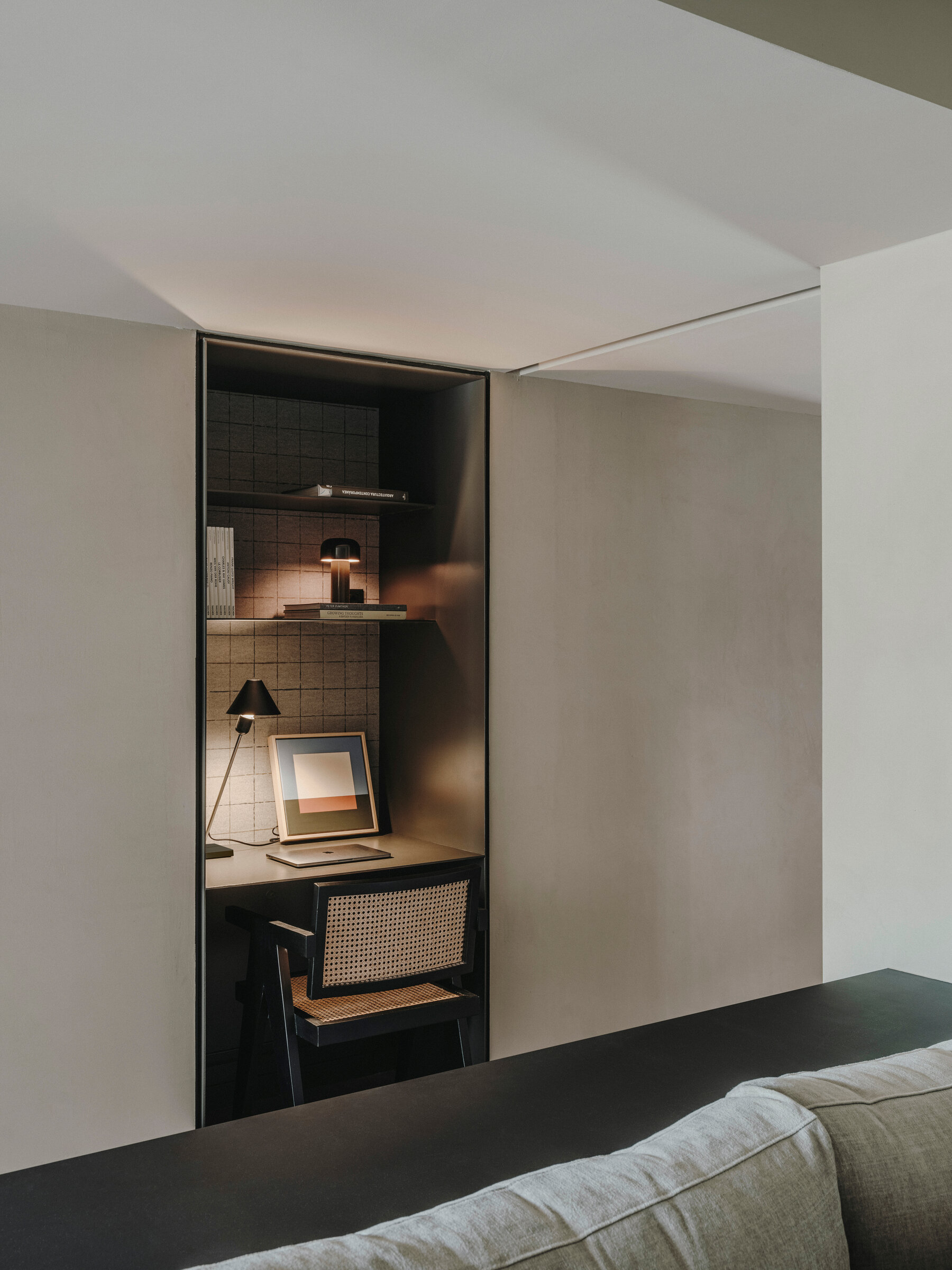 Gira Table Lamp, Black Anodized Aluminum