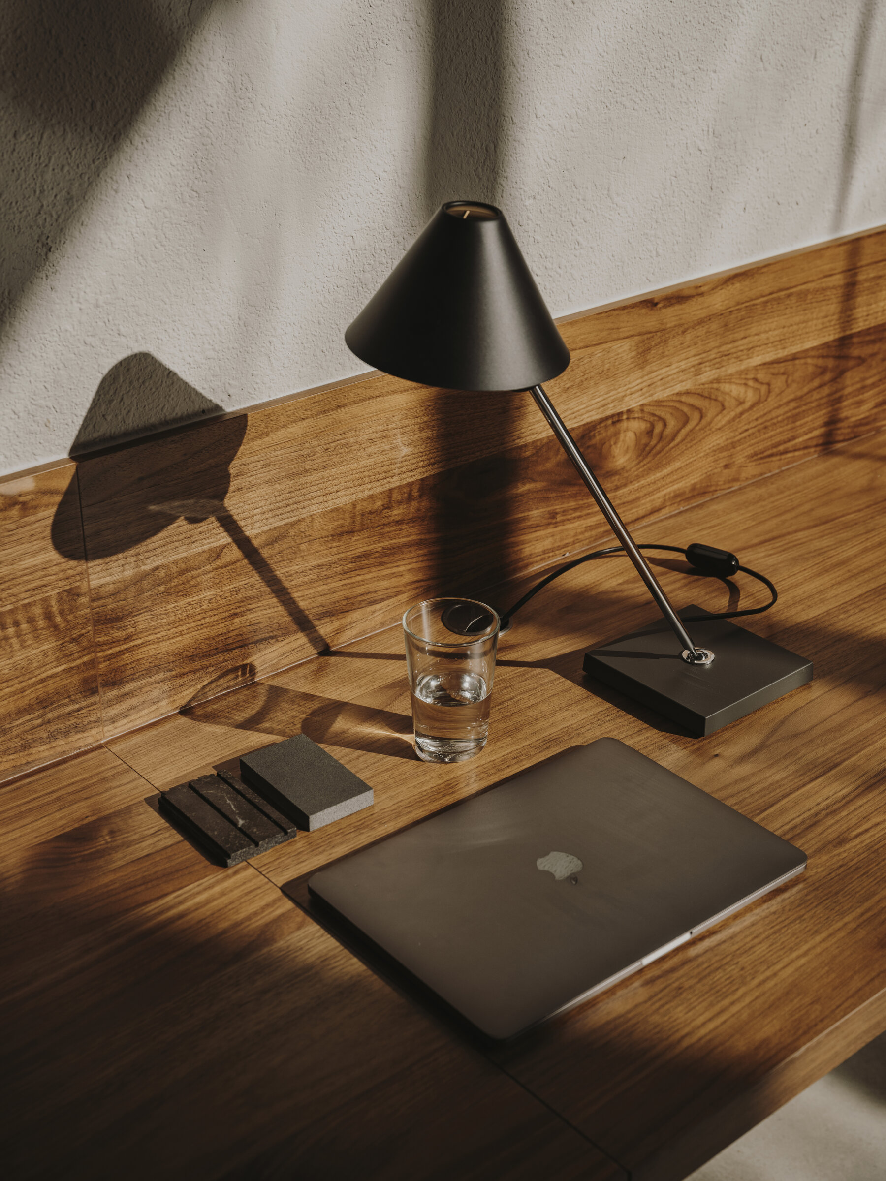 Gira Table Lamp, Black Anodized Aluminum