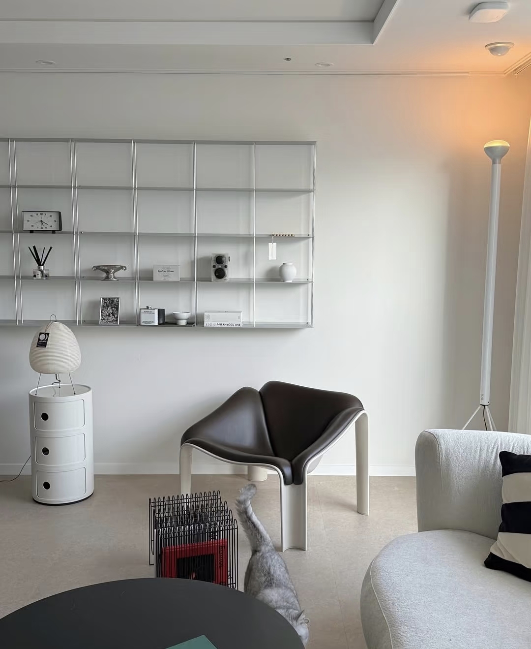 F300 Lounge Chair, Alabaster White Base