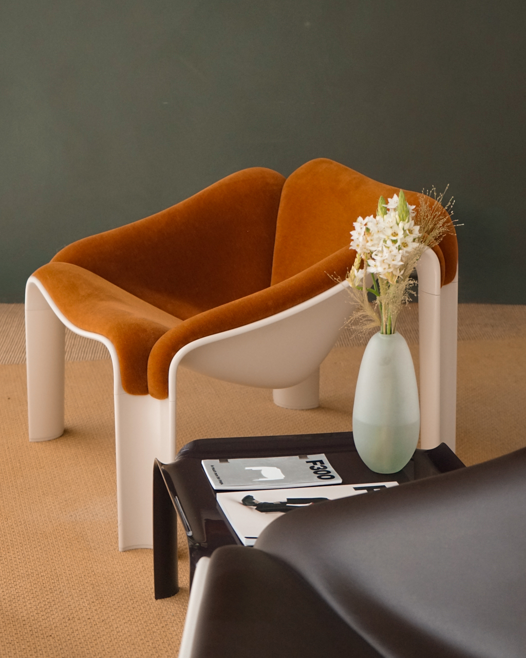F300 Lounge Chair, Alabaster White Base (Display)