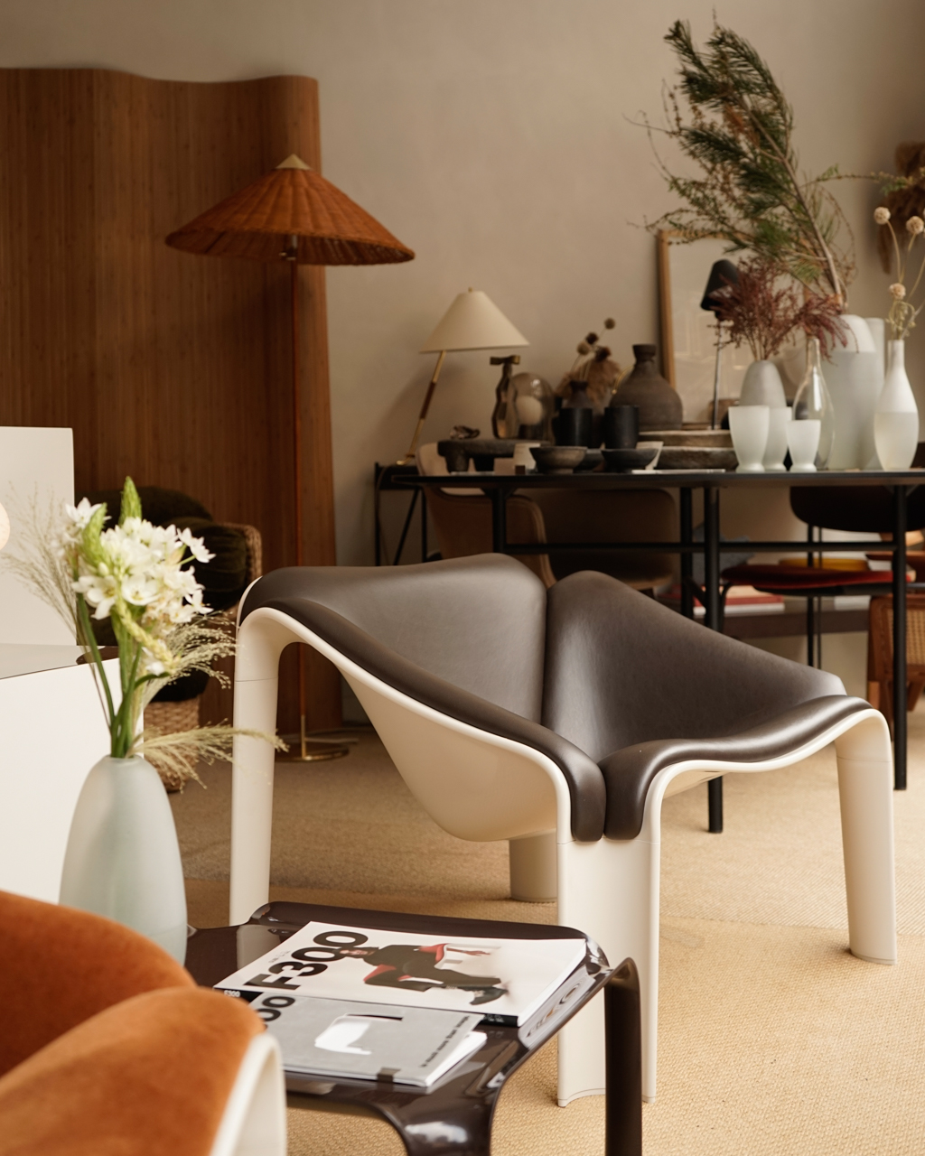 F300 Lounge Chair, Alabaster White Base (Display)