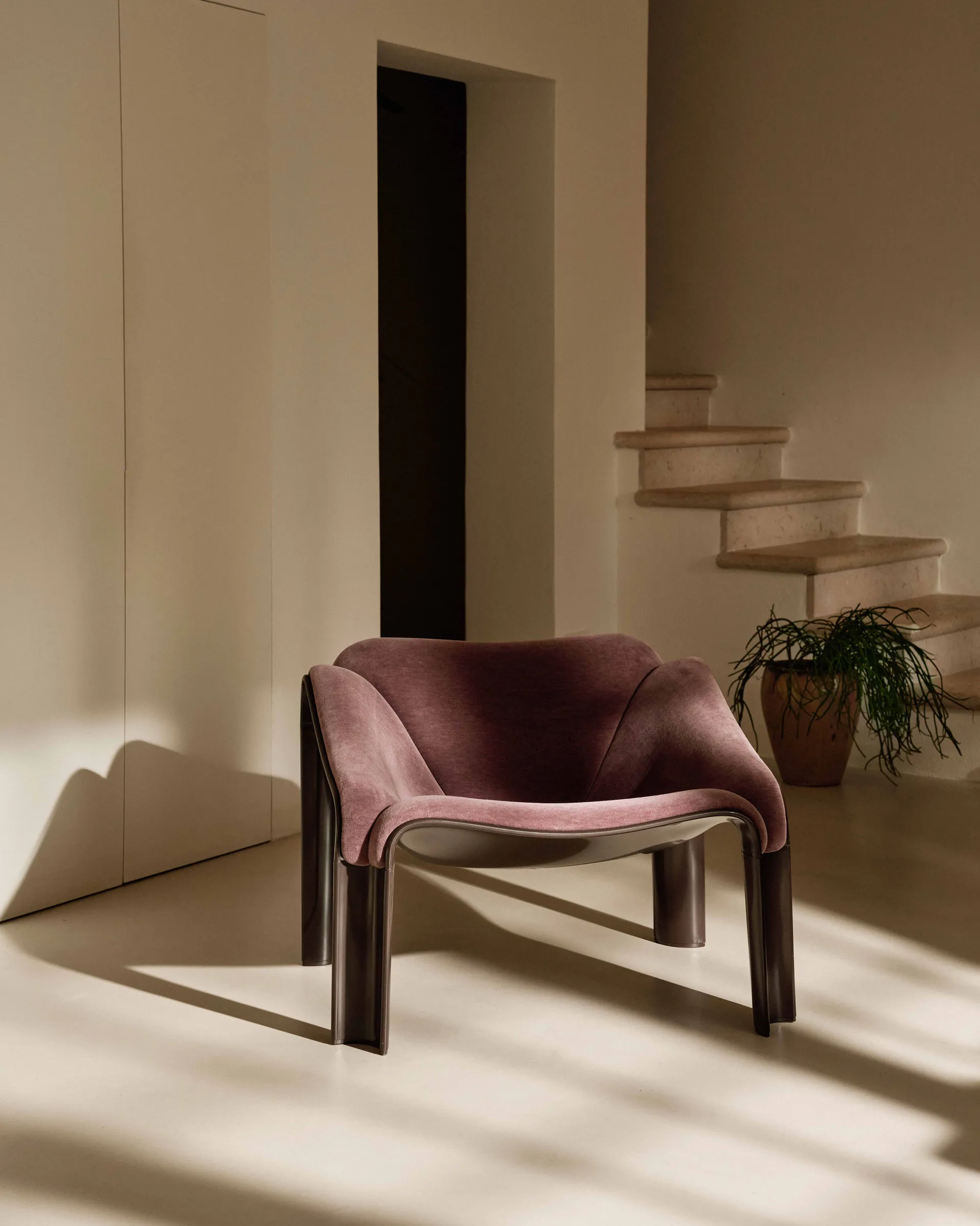 F300 Lounge Chair, Molé Base