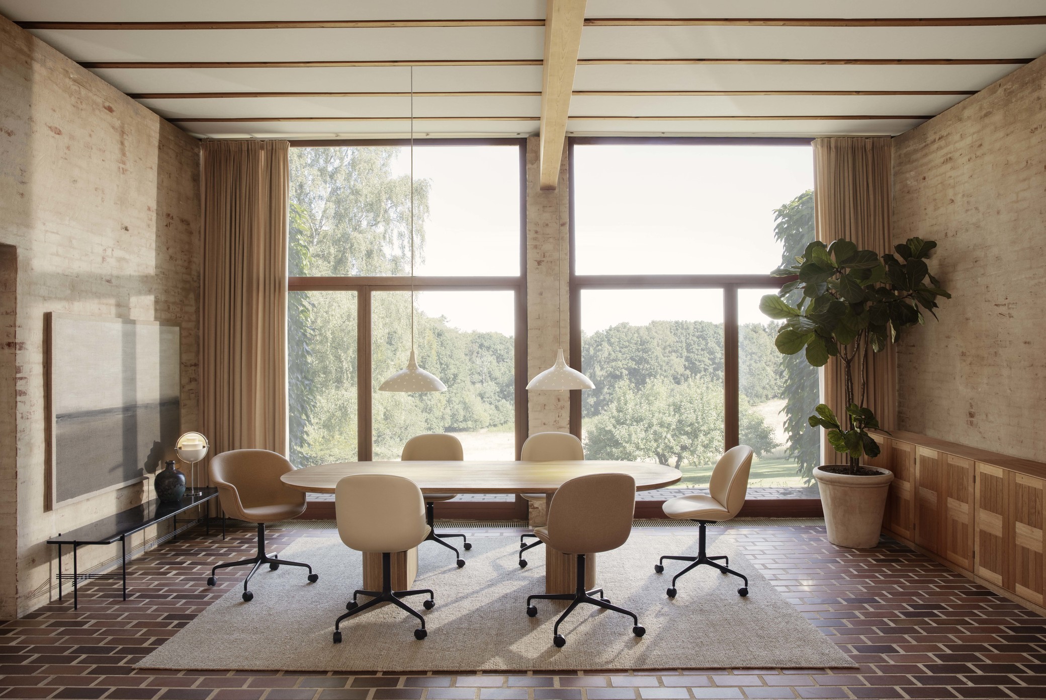 Beetle Meeting Chair, Fully Upholstered, Black Matt Base, Height adjustable 4-star base w. castors